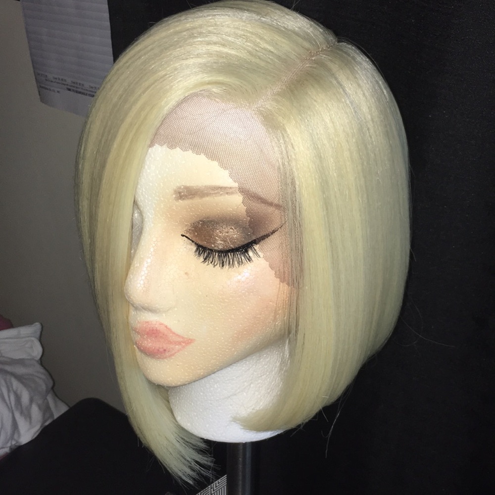 Short blonde bob! Synthetic and Side parted
